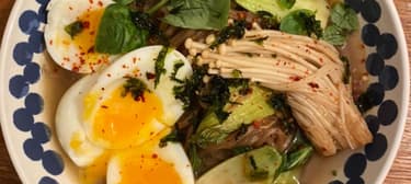 Vývar „po asijsku“ se soba nudlemi, vejcem, pak choi a houbami enoki