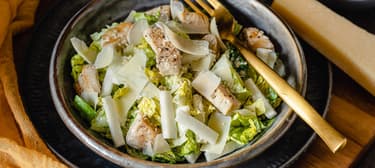 Salát s vodnicí, tahini dresinkem a kuřecím masem 