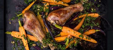 Pečené krůtí stehno s mrkví a mrkvovou natí