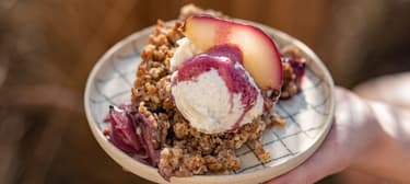 Hruškovo borůvkový krambl s pošírovanými hruškami a vanilkovým krémem