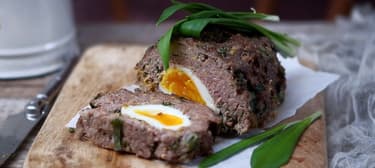 Sekaná s medvědím česnekem a vejci uvnitř