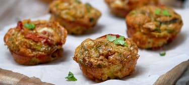 Vaječné muffiny se sušenými rajčaty a pórkem