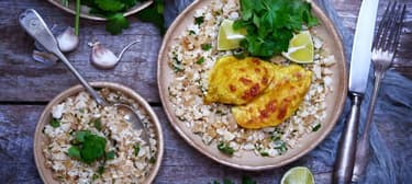 Kuřecí prsa na kari s květákovou rýží