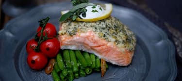 Pečený bylinkový losos s parmezánovou omáčkou
