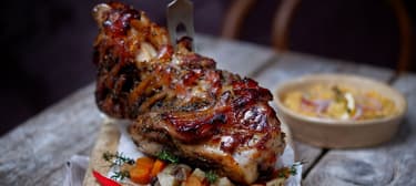 Pečené vepřové koleno na tymiánu s čočkovým salátem