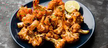 Pečený Tandoori květák s bramborovými čtvrtkami