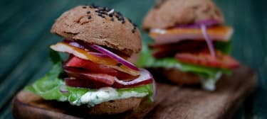 Jogurtové bulky s uzeným pstruhem a jogurtovo - avokádovým dresinkem