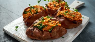 Zapečené batáty s kadeřávkem a sýrem feta