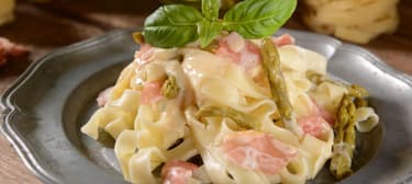 Tagliatelle s chřestem a parmskou šunkou 