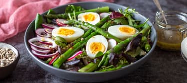 Chřestový salát s vejci a medovo-hořčičnou zálivkou