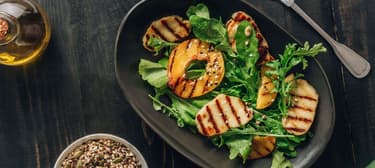 Salát s grilovaným sýrem halloumi a broskví