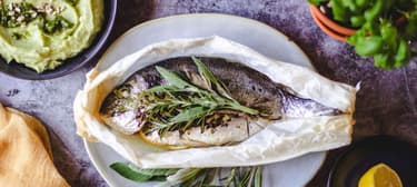 Pražma v papilotě s bramborovým pyré a bazalkovým pestem