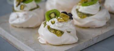 Mini Pavlovy s kiwi kompotem