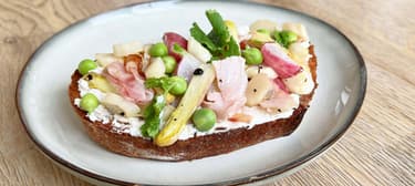 Jarní bruschetta s chřestem