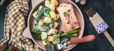 Pečený losos a noky s chřestem a sýrovou omáčkou