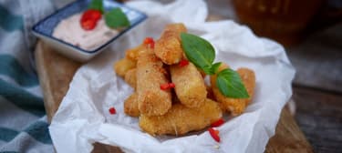 Mozzarellové tyčinky s dipem z uzené papriky