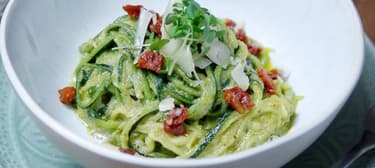 Cuketové špagety s pistáciovým pestem