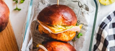 Domácí máslové housky s krůtí šunkou, čedarem a nakládanou okurkou