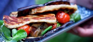 Lilkový sendvič s grilovaným halloumi