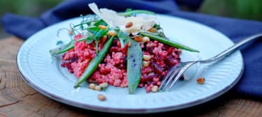 Jáhloto s červenou řepou a cukrovým hráškem