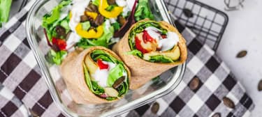 Wrap s grilovaným sýrem, špenátovým pestem a rajčaty