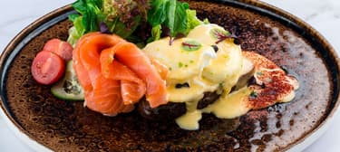 Vejce Benedikt s uzeným lososem