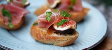 Crostini s prosciutto crudo a fíky