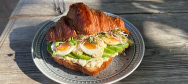 Croissant s vajíčkovou pomazánkou