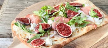 Flammkuchen s čerstvými fíky