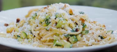 Vegetariánské špagety s cuketou a sýrem ricotta 