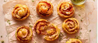 Sýrovošunkoví šneci z listového těsta