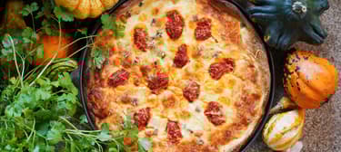 Slaný dýňový koláč s petrželovým salátem a opraženými dýňovými semínky