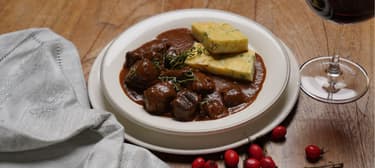 Kančí se šípkovou omáčkou a karlovarským 
trhancem 