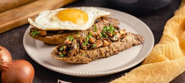 Bruschetta se žampiony a volským okem