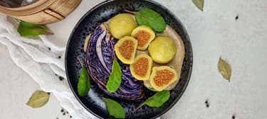 Plněné knedlíky s šalotkovým pyré a křupavým zelím