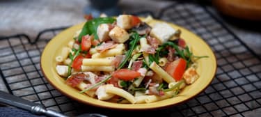 Těstovinový salát s medovo-hořčičným dresinkem a prosciuttem