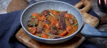 Hovězí kližka s mrkví na červeném víně