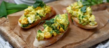 Vaječný salát s avokádem a medvědím česnekem