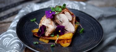 Krůtí stehenní plátek s prosciuttem a karamelizovanou žlutou mrkví