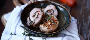 Vepřová roláda se špenátem a pečeným česnekem