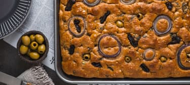 Celozrnná focaccia s medvědím česnekem