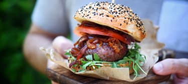 Hamburger na grilu s karamelizovanou cibulkou a uzenou majonézou