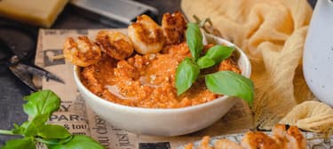 Červené pesto z grilovaných paprik s rajčaty a grilovanými krevetami