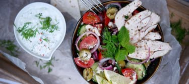 Řecká bowl s grilovaným masem a tzatziki