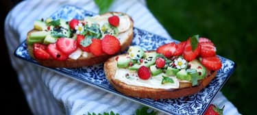 Toast s camembertem a jahodami