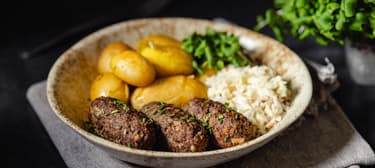 Čevabčiči s pečenými brambory a salátem Coleslaw