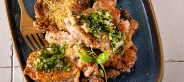 Kuřecí stehenní řízky na bylinkovém másle