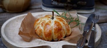 Dýně z listového těsta plněné hermelínem a cibulovým podzimním chutney