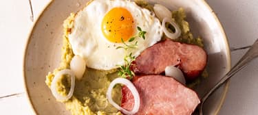 Hrachová kaše s masem a vajíčkem