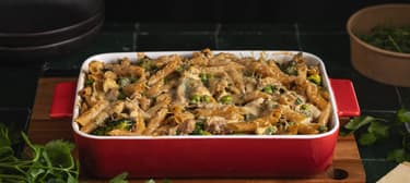 Zapečené těstoviny s kuřecím masem, žampiony a brokolicí